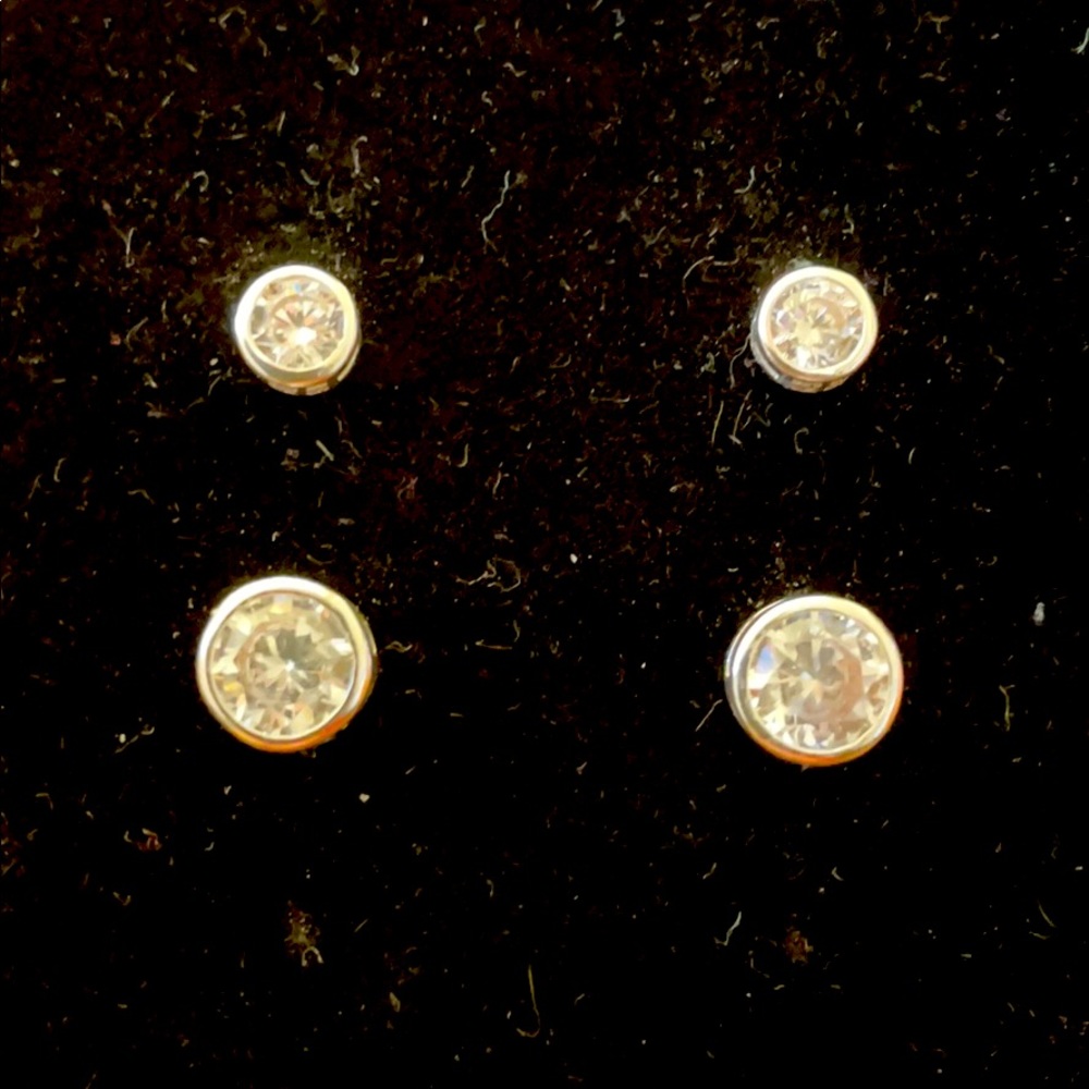 Two pairs of crystal studs.